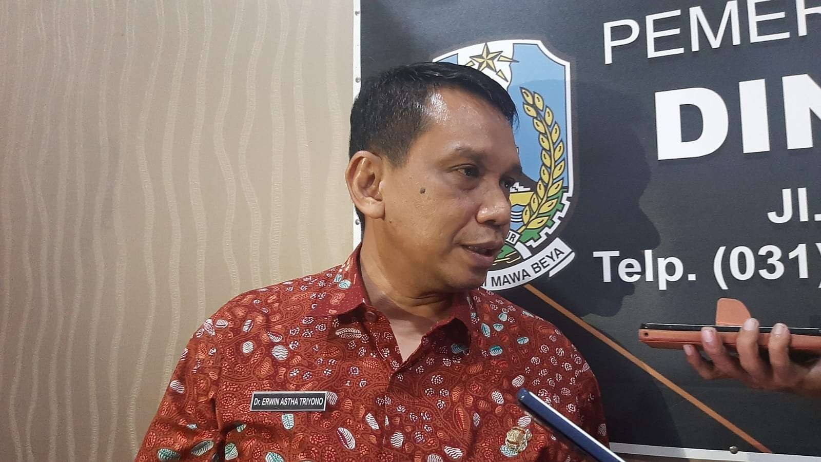 Kadinkes Jatim, Dr Erwin Astha Triyono mengimbau orang tua waspada ketika anak susah kencing. (Foto: Fariz Yarbo/Ngopibareng.id)