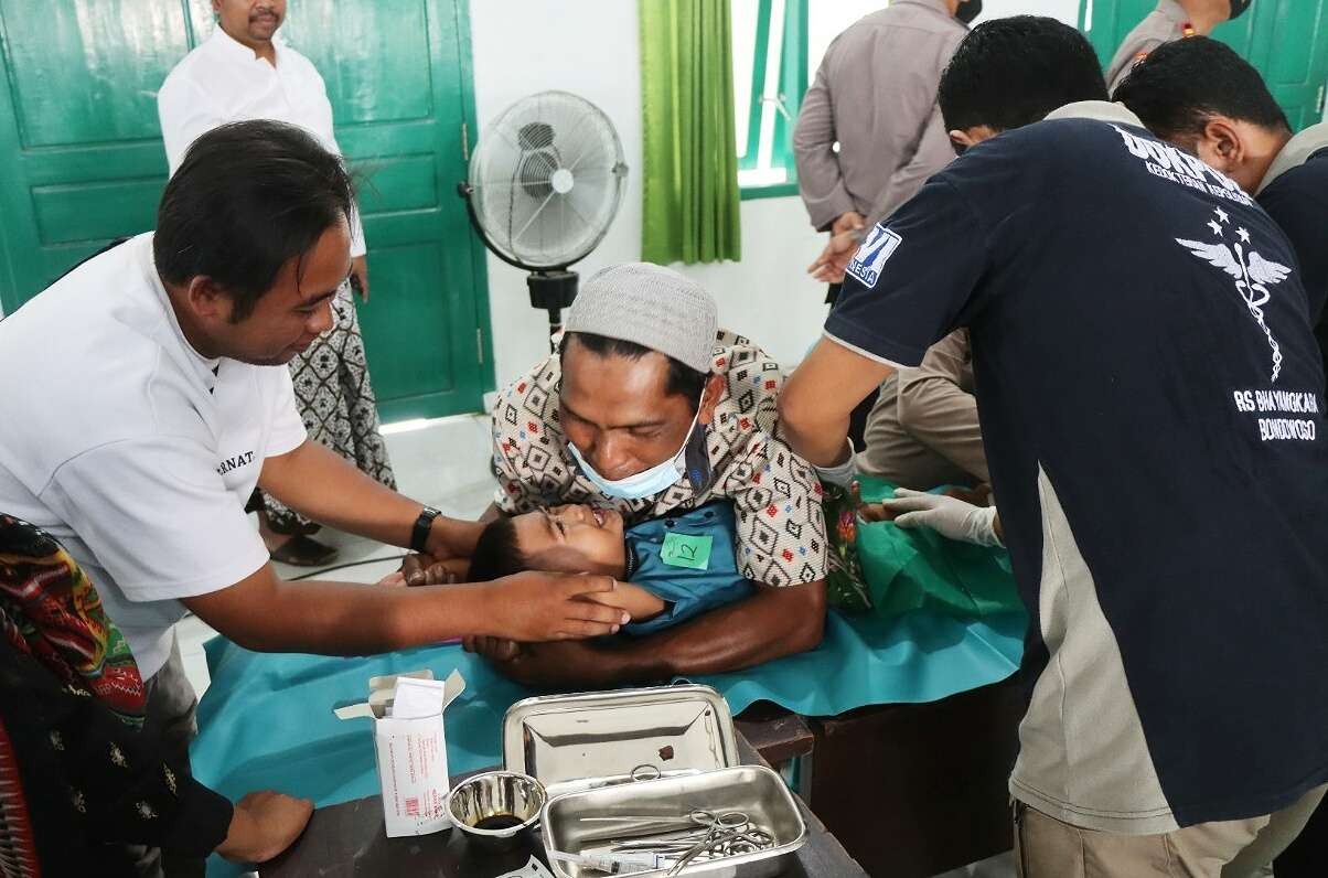 Salah satu anak mengikuti khitan di Hari Santri Nasional (HSN) 2022. Agenda ini digelar PC NU Bondowoso bersama Polres di Graha NU Bondowoso, Sabtu 22 Oktober 2022. (Foto: Guido Saphan/Ngopibareng.id)