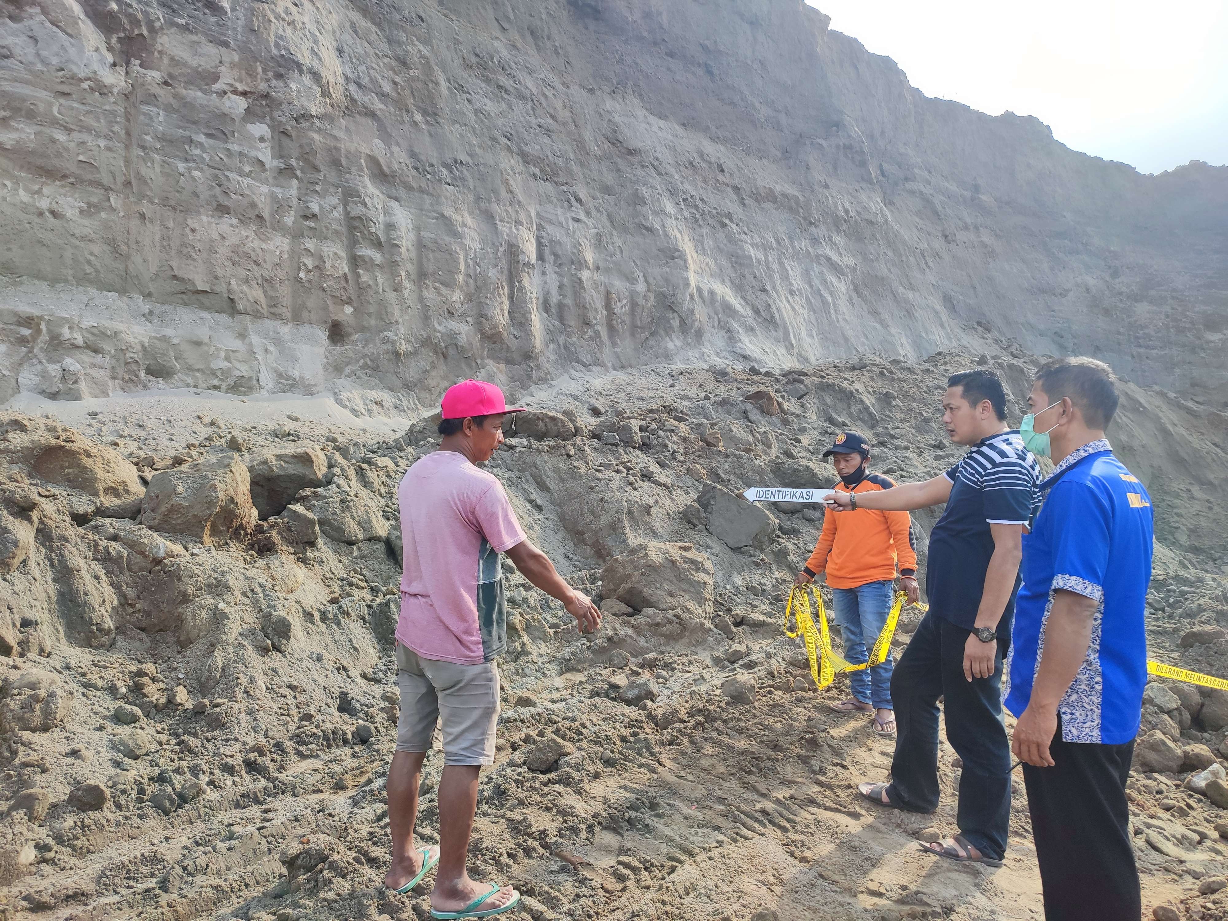 Polisi olah TKP di tempat kejadian.(Foto : Deni Lukmantara/Ngopibareng)