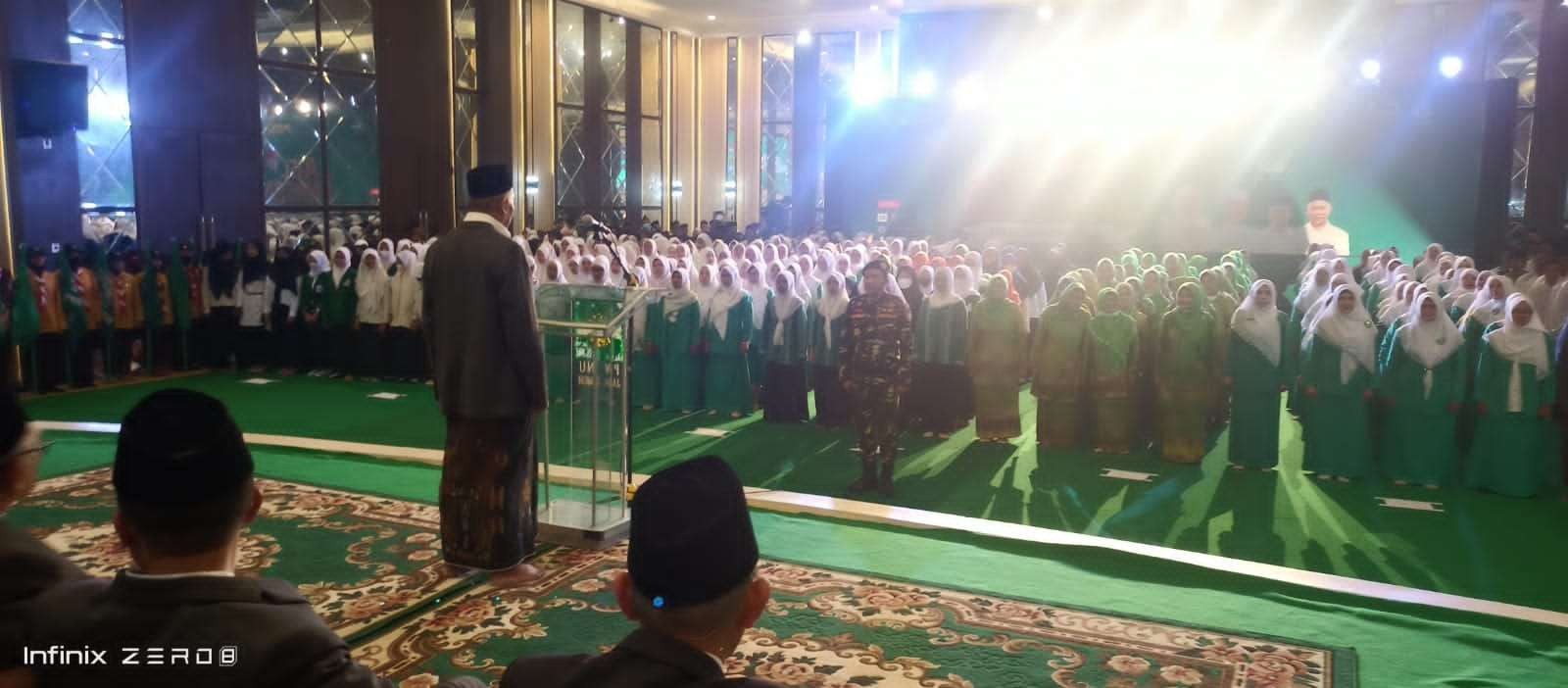 Ketua Pengurus Wilayah Nahdlatul Ulama (PWNU) Jawa Timur KH Marzuki Mustamar tampil menjadi Inspektur Upacara Apel Nasional Hari Santri yang digelar di PWNU Jatim. (Foto: riadi/ngopibareng.id)