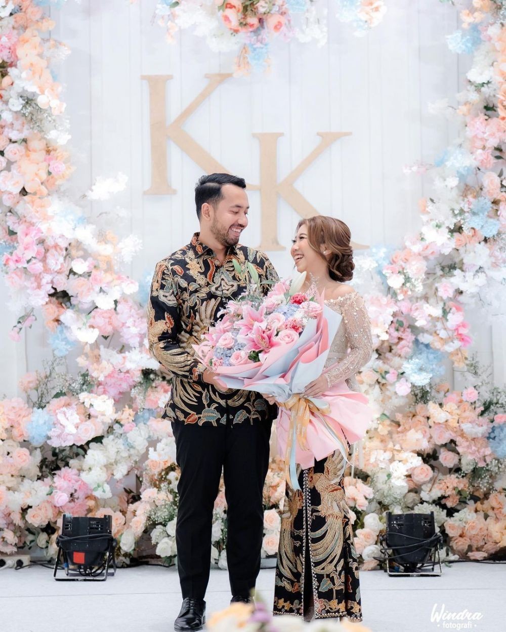 Kiky Saputri dan M Khairi menggelar lamaran, Sabtu 22 Oktober 2022. (Foto: Instagram @kikysaputrii/@poykhairi/@windrafotografi)