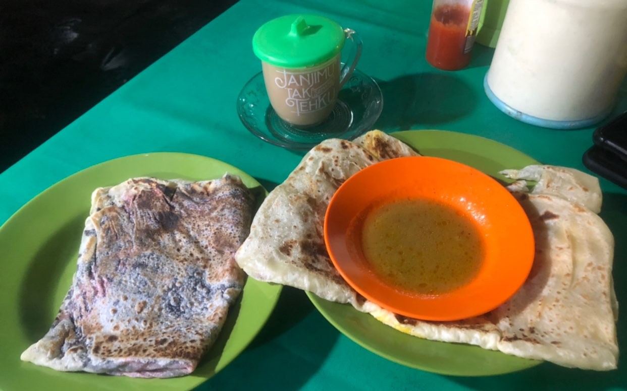 Mencoba roti canai di Jalan Karang Menjangan (Foto: Andhi Dwi/Ngopibareng.id)