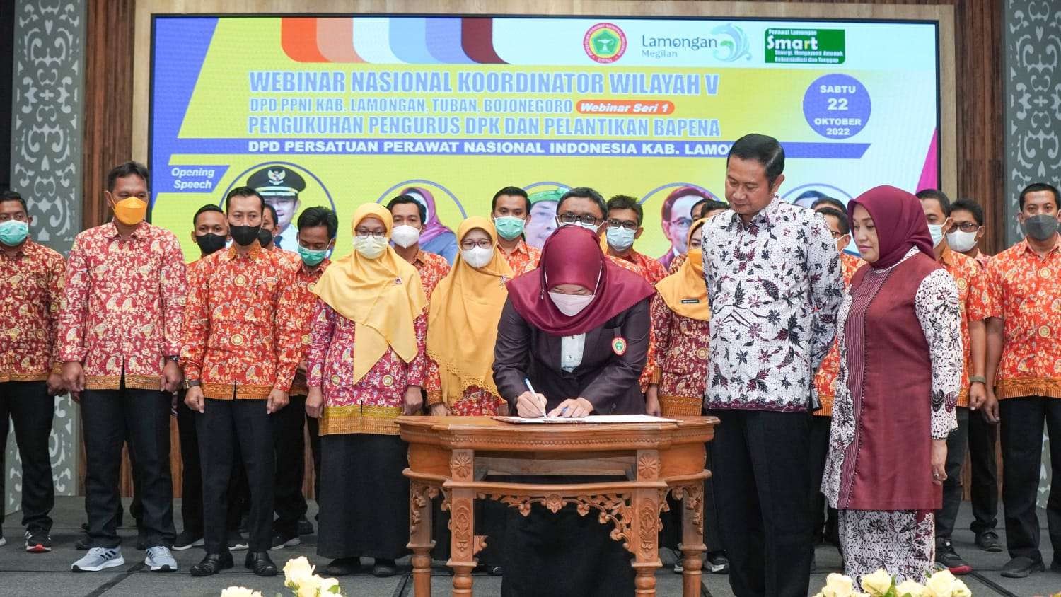 Para perawat bersama Bupati Lamongan Yuhronur Efendi berkomitmen menjadi garda terdepan hadapi bencana. (Foto: Dokumentasi Pemkab Lamongan)