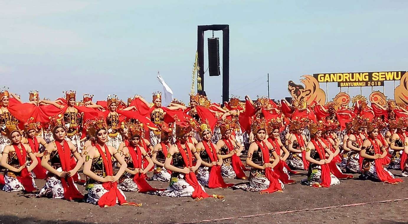 Lebih dari seribu orang turut serta dalam Gandrung Sewu 2019 (foto: Muh Hujaini/Ngopibareng.id)