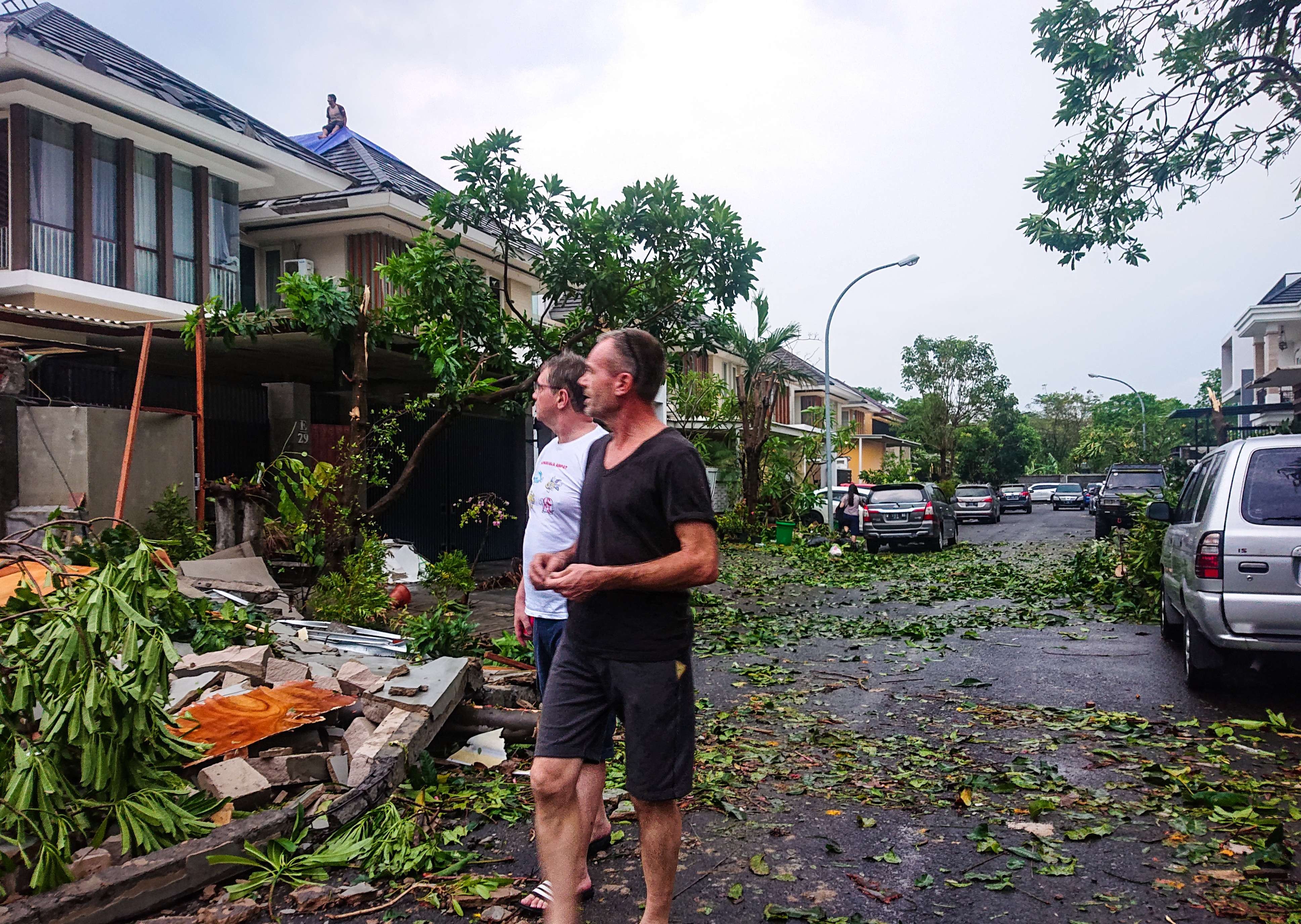 Warga Perumahan Citra Garden Sidoarjo, Jawa Timur, berkeliling usai puting beliung. (Foto: Aini Arifin/Ngopibareng.id)