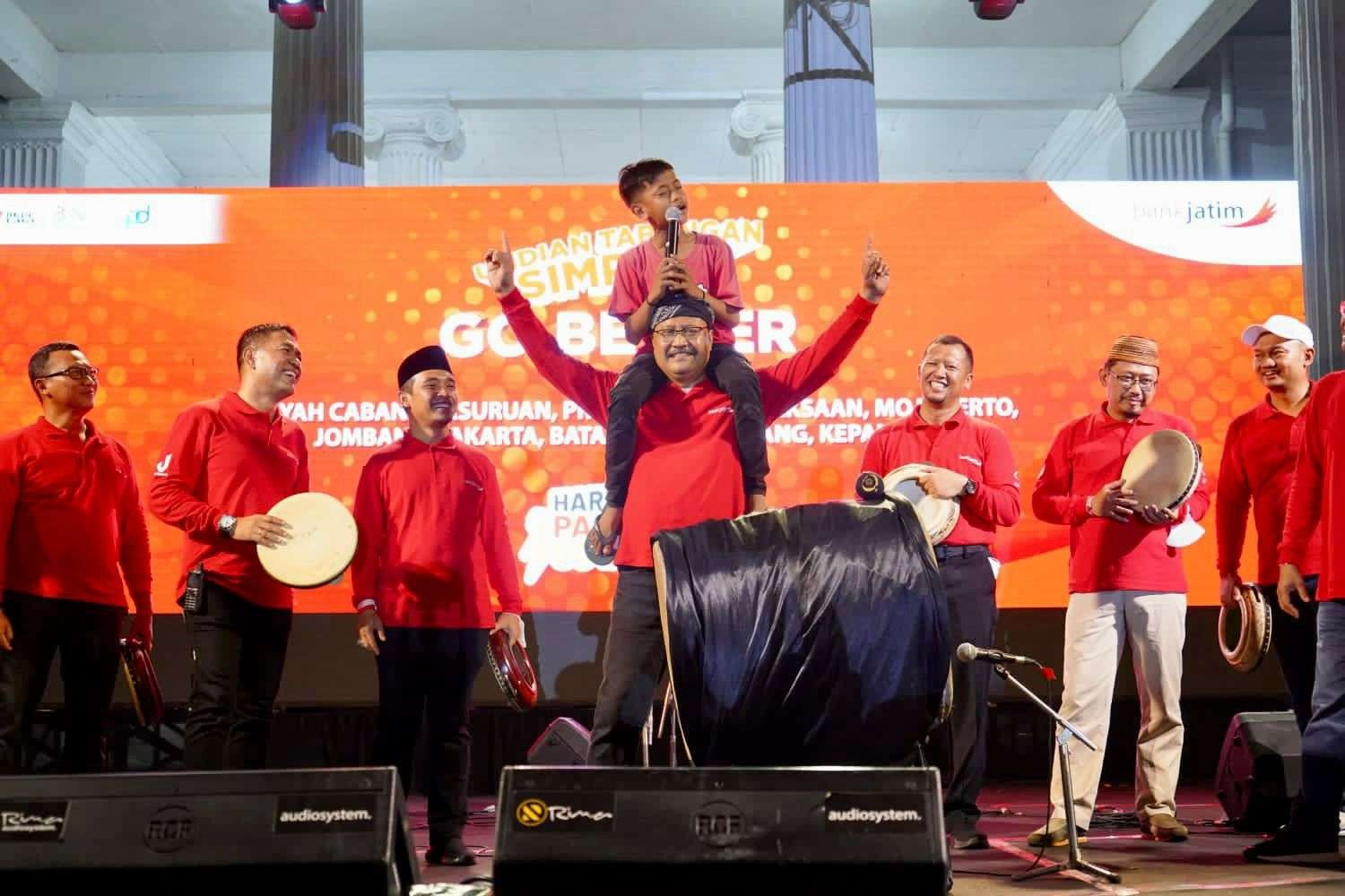 Walikota Pasuruan alias Gus Ipul menyapa warga dalam acara yang diselenggarakan Bank Jatim Kota Pasuruan, Sabtu 22 Oktober 2022. (Foto: dok Humas Pemkot Pasuruan)