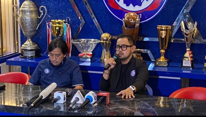 Presiden klub Arema FC, Gilang Widya Pramana (kanan) saat berada di Kantor Singo Edan. Pihaknya mendukung gerakan usut tuntang tragedi Kanjuruhan. (Foto: Lalu Theo/Ngopibareng.id)