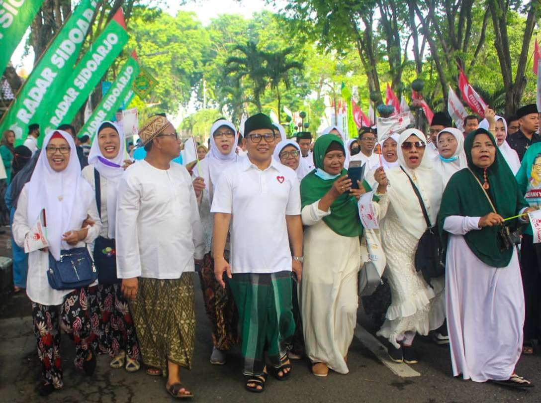 Muhaimin Iskandar(sarung hijau) jalan sehat bersama ribuan santri di Sidoarjo. (Foto : Aini Arifin/Ngopibareng.id)