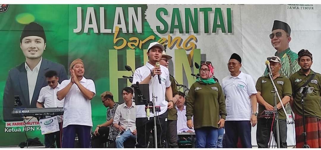 Peringati HSN, Himpunan Pengusaha Nahdliyin ajak ribuan warga dan santri jalan sehat berhadiah. (Foto: Fendhy Plesmana/Ngopibareng.id)