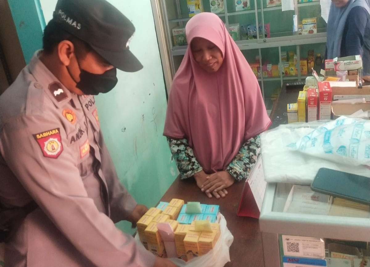 Anggota Polsek Glagah saat sosialisasi ke apotek terkait larangan obat sirup anak (Foto: Istimewa)