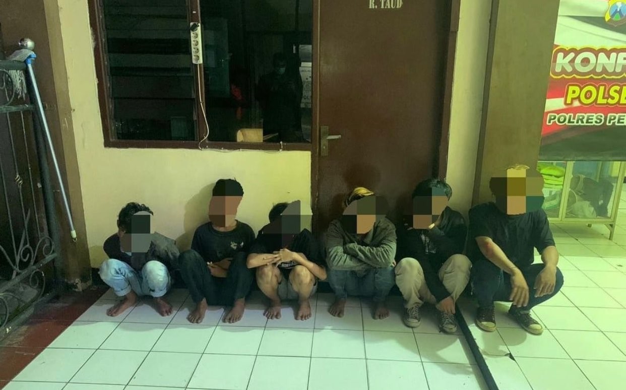 Enam pelaku tawuran yang ditangkap Polsek Kenjeran. (Foto: dok. Call Center 112)