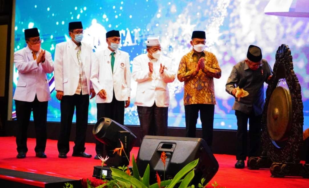 Wapres membuks Muktamar Persatuan Tarbiyah Islamiyah (Tarbiyah-Perti) bersama Organisasi Serumpun ditandai dengan pemukulan gong (Foto: BPMI Setwapres )