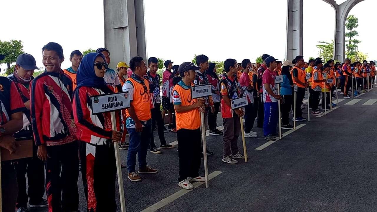 Atlet Pra Porprov Cabor Aeromodeling Se Jawa Tengah, ikuti acara pembukaan (ahmad sampurno / Ngopibareng.id)