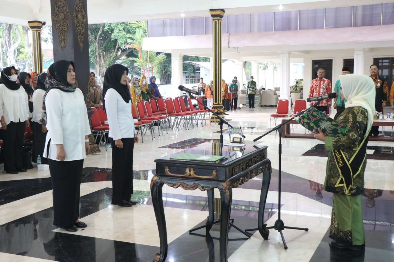 Bupati Jombang Mundjidah Wahab mengukuhkan Kelompok Kerja (Pokja) Bunda PAUD Kabupaten Jombang dan Bunda PAUD Kecamatan se-Kabupaten Jombang di pendopo, Selasa 19 Oktober 2022. (Foto: Pemkab Jombang)