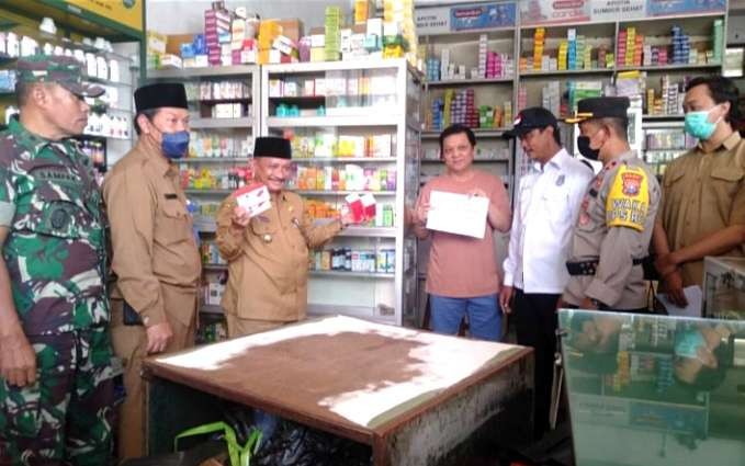 Bupati Situbondo, Karna Suswandi bersama Forkopimda sidak apotek guna memastikan tidak ada obat sirup mengandung zat kimia EG dan DEG dijual. (foto:humas protokol situbondo/ngopibareng.id)