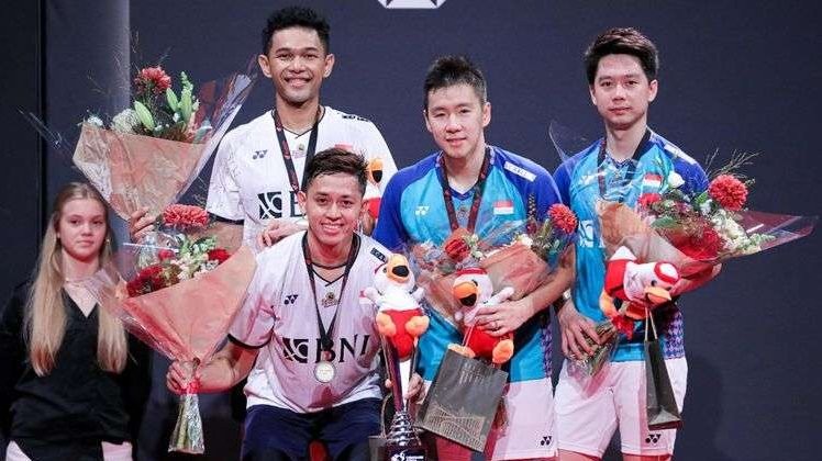 Momen ketika ganda Fajar/Rian dan Kevin/Marcus menjadi jura di Denmark Open 2022. (Foto: PBSI)