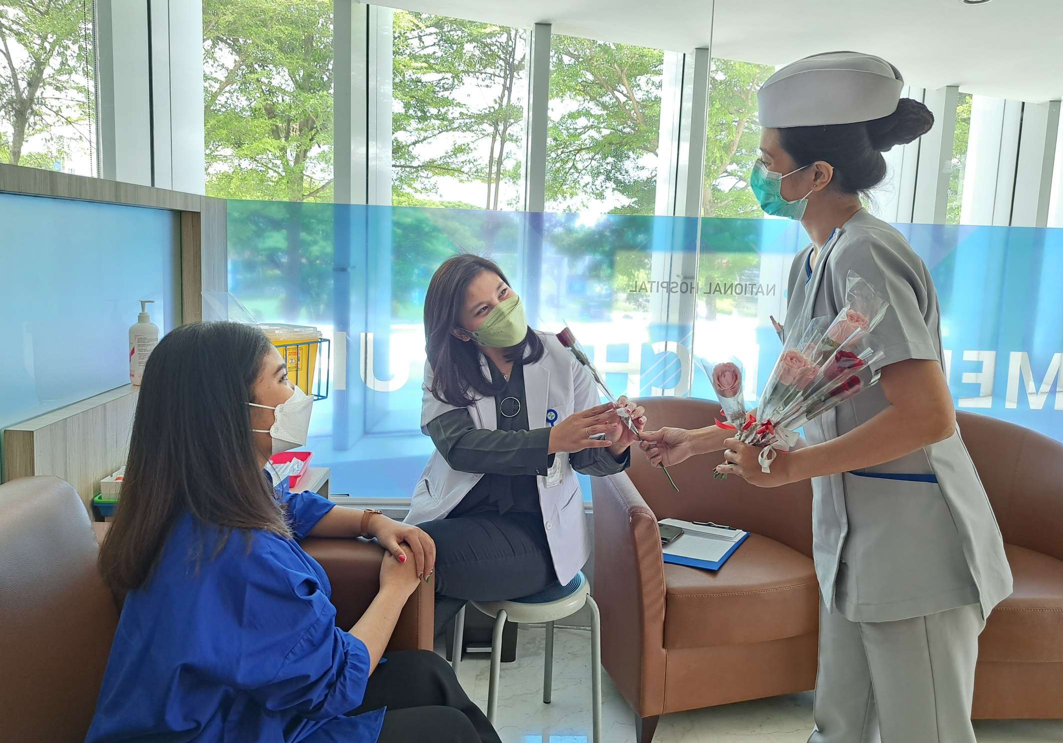 Dokter Saras saat menerima setangkai mawar dalam rangka memperingati Hari Dokter Nasional. (Foto: Pita Sari/Ngopibareng.id)