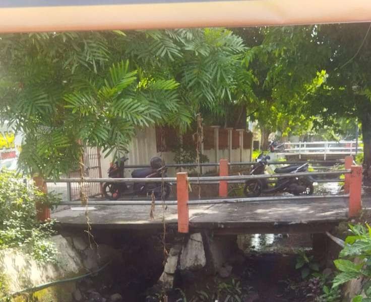 Jembatan di depan SDN Semolowaru I/265 rusak dan hampir roboh. (Foto: Dokumentasi warga)