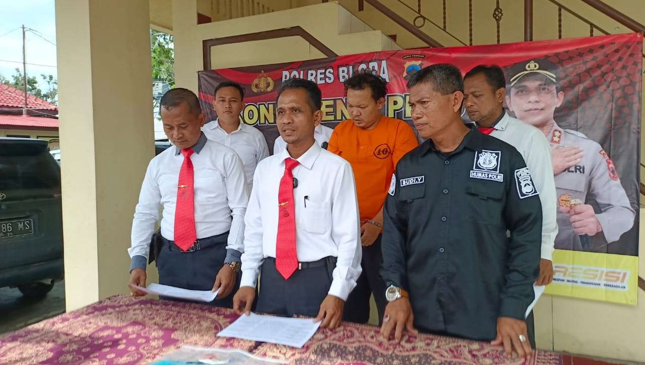 AKP Supriyono (tengah) saat memberikan keterang pers di halaman Mapolres Blora (Foto: Ahmad Sampurno/Ngopibareng.id)