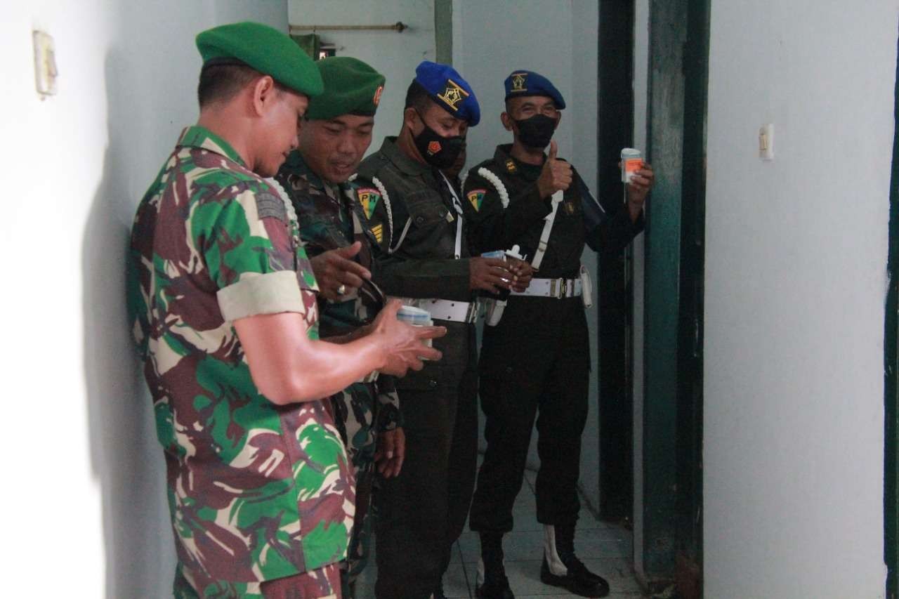 Tes urine anggota Kodim 0812 Lamongan dikawal Provost (Foto : Dokumentasi Pendim 0812 Lamongan)