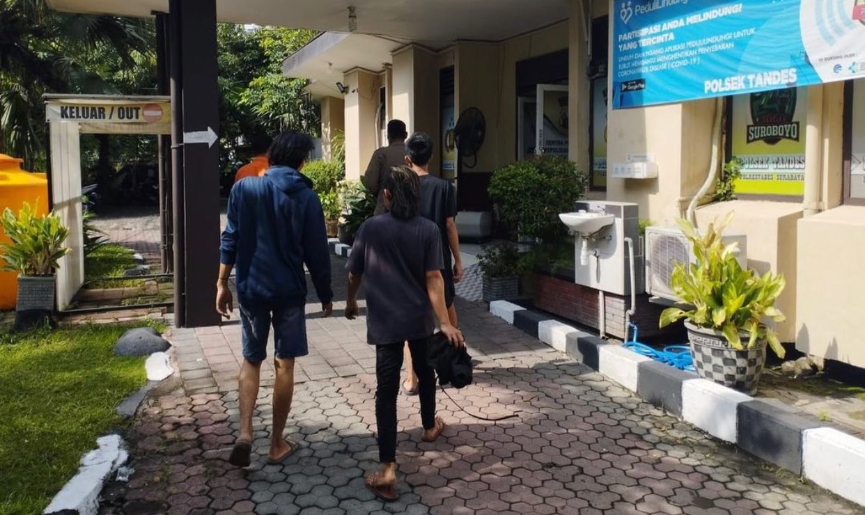 Korban saat melapor kehilangan sepeda motor di Polsek Tandes (Foto: dok. Call Center 112)