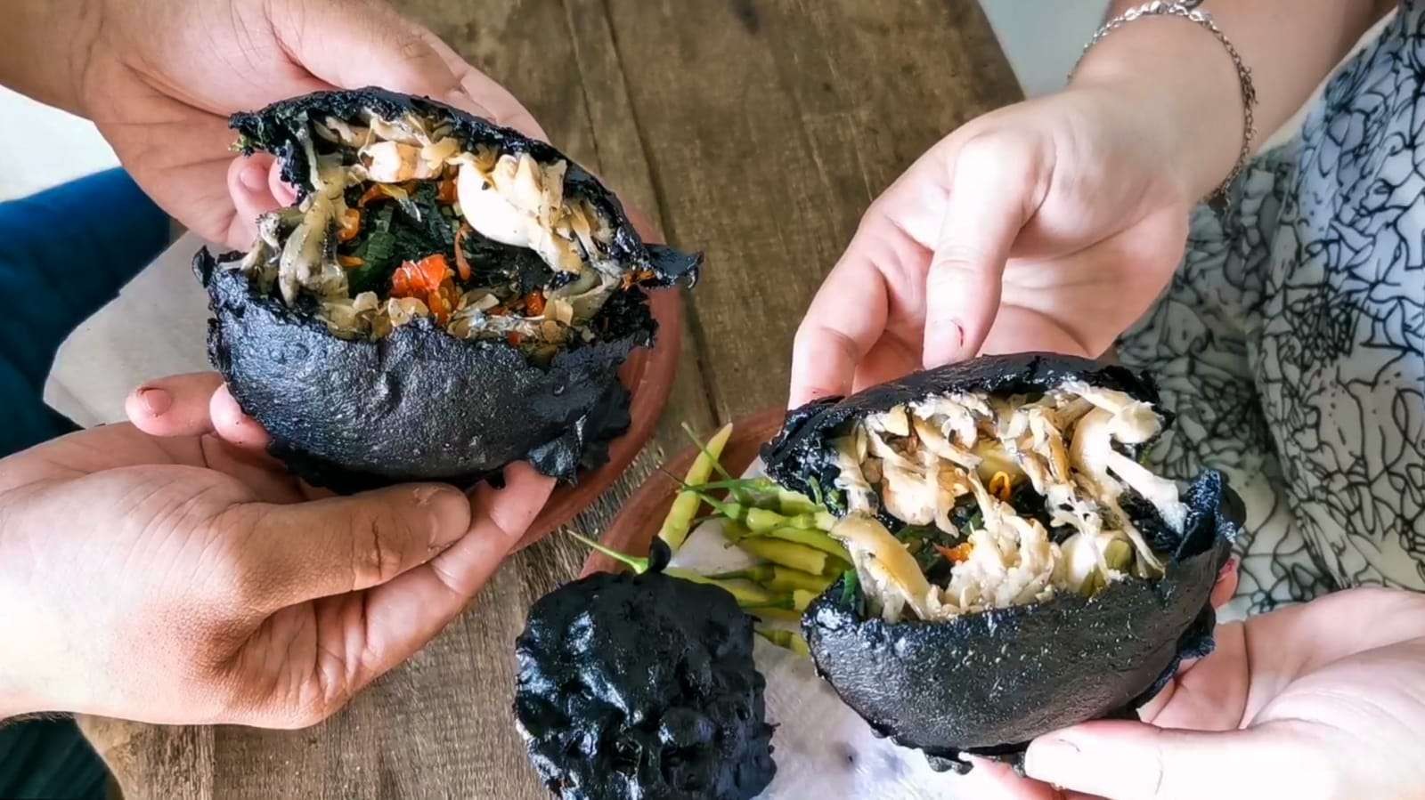 Ote-ote hitam dari bubuk arang (black charcoal), khas Porong, Sidoarjo, Jawa Timur. Rasanya gurih dan benttuknya unik. (Foto: Aini Arifin/Ngopibareng.id)