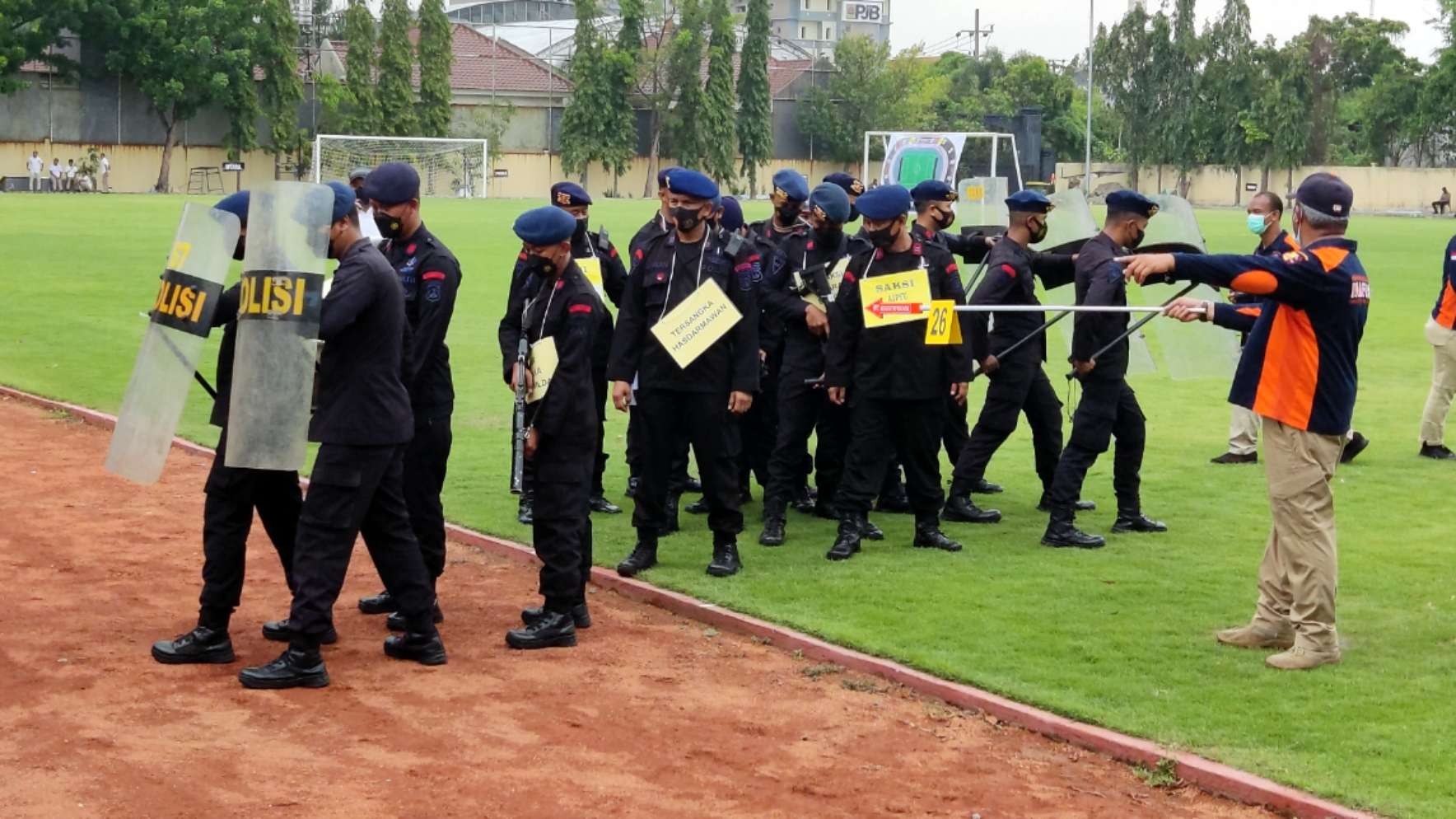 Rekonstruksi tragedi Kanjuruhan di Mapolda Jatim, pada 19 Oktober 2022. Tak ada adegan gas air mata ke tribun penonton. (Foto: Fariz Yarbo/Ngopibareng.id)