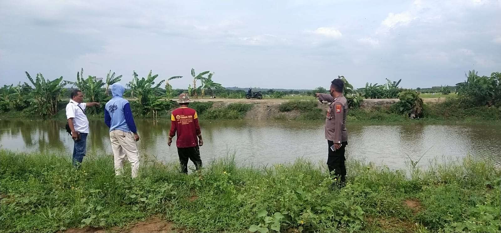 Anggota Kepolisian Sektor Merakurak, Polres Tuban melakukan olah TKP tenggelamnya bocah 8 tahun (Foto: dok.Polres Tuban)