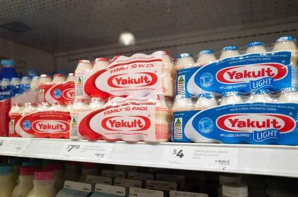 Yakult minuman probiotik kemassan merah original, dan warna biru 'Light" less sugar. (Foto: Yakult)