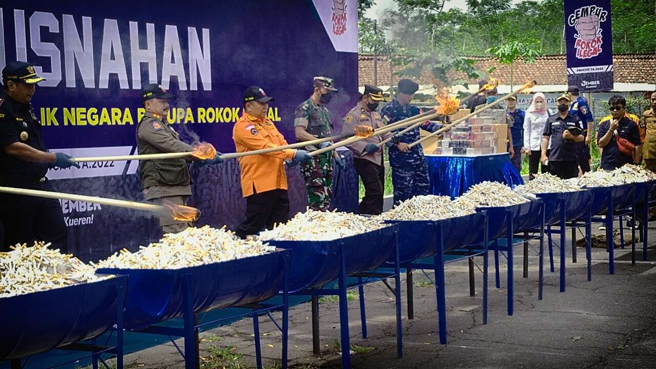 Proses pemusnahan rokok ilegal dengan cara dibakar (Rusdi/Ngopibareng.id)