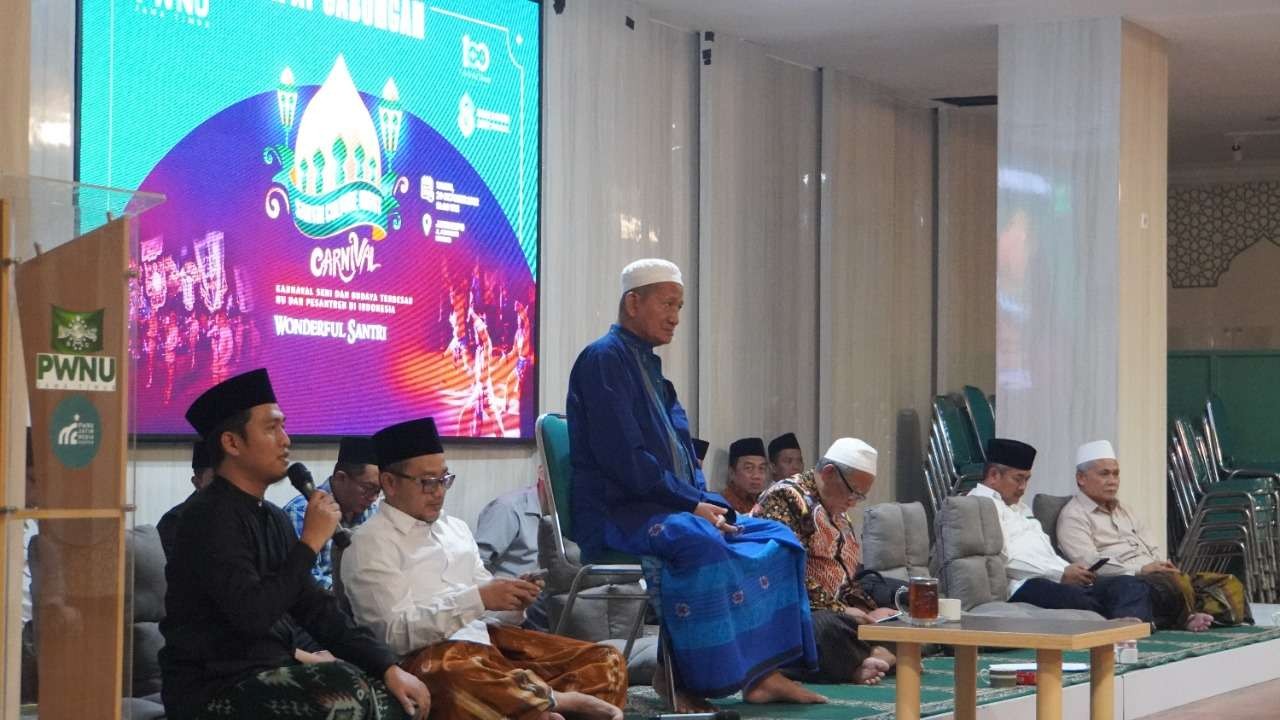 Penjelasan Sekretaris Panitia SCNC, H Robith Fuadi atau Gus Robith, usai rapat gabungan syuriah dan tanfidziah PWNU Jatim yang dihadiri Wakil Rais KH Agoes Ali Masyhuri dan KH Abdul Matin Jawahir. (Foto: riadi/ngopibareng.id)