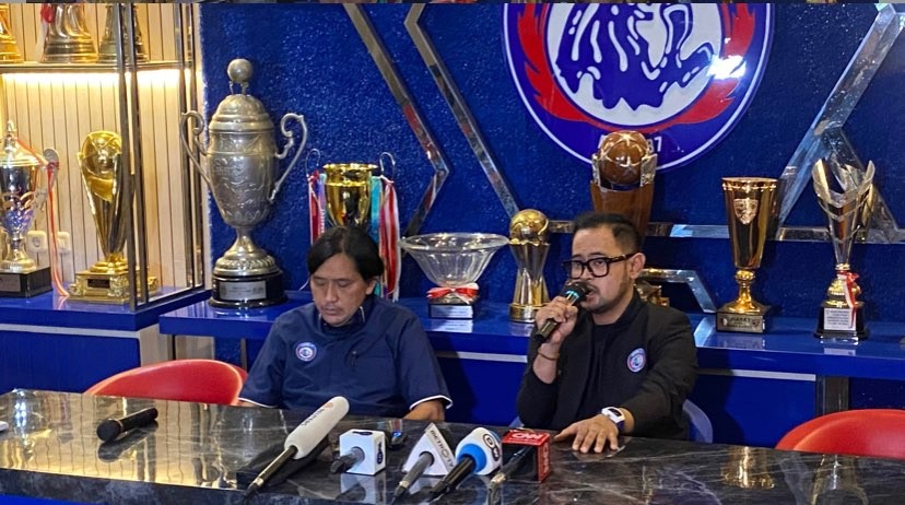 Presiden Arema FC, Gilang Widya Pramana (kanan) saat berada di kantor tim Singo Edan. (Foto: Lalu Theo/Ngopibareng.id)