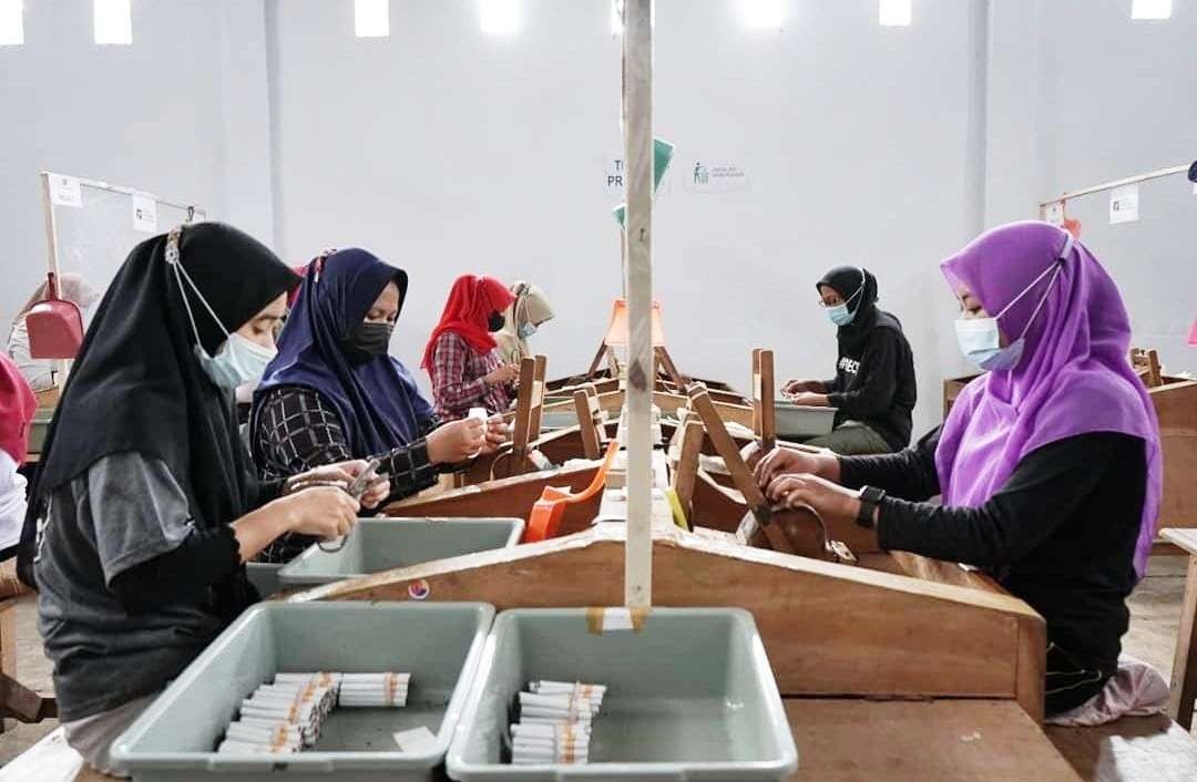 Ilustrasi Pelintingan rokok dan tembakau. (Foto: Kominfo Lumajang)