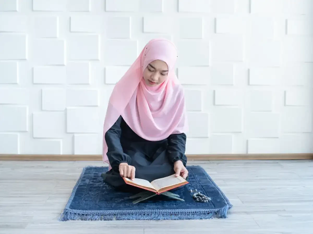 Seorang Muslimah sedang mengaji, mendalami makna dan kandungan Al-Quran. (Ilustrasi)