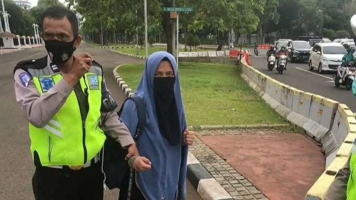 Seorang perempuan coba terobos Istana Negara dengan senjata api. (Foto: Istimewa)