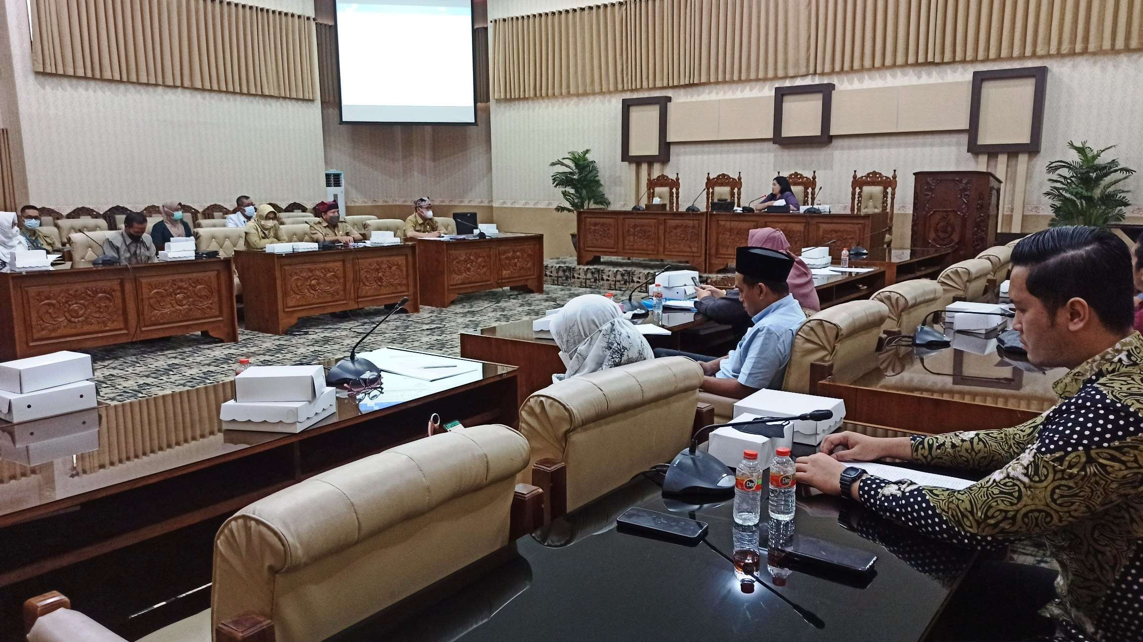 Gabungan Komisi I dan II DPRD Banyuwangi melakukan finalisasi pembahasan Raperda Penanggulangan Penyakit Menular (Foto: Muh Hujaini/Ngopibareng.id)