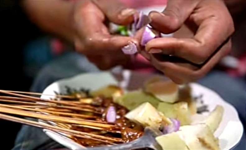 Sate lalat khas Situbondo, kuliner bikin ngiler dan ketagihan penikmatnya dengan harga murah.(Foto: Guido Saphan/Ngopibareng.id)