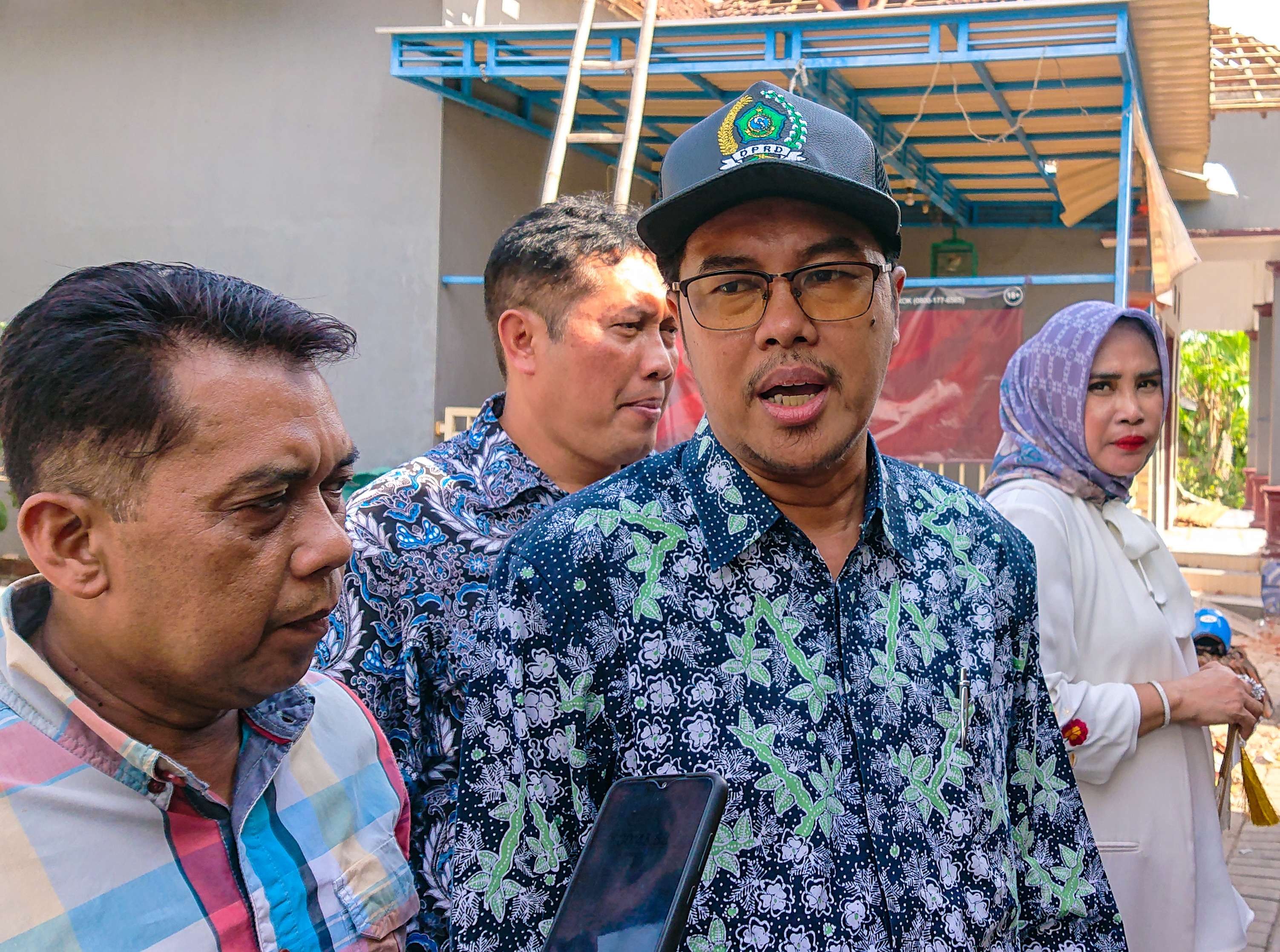 Abdillah Nasih (topi biru) saat di wawancarai awak media (foto: Aini/Ngopibareng.id)