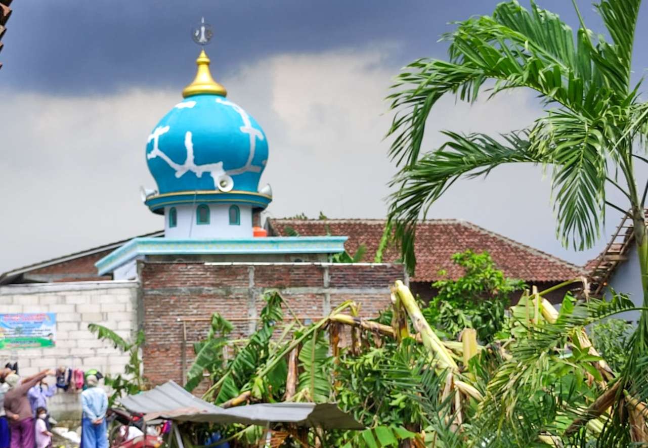 Kubah musala di Desa Sidokepung masih berdiri kokoh meski diterjang bencana (Foto : Aini/Ngopibareng.id)