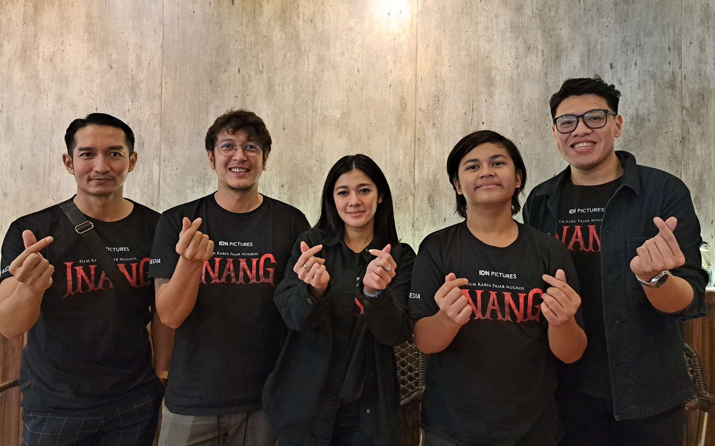 Naysilla Mirdad (tengah) bersama para pemain film Inang dan salah satu produser. (Foto: Pita Sari/Ngopibareng.id)