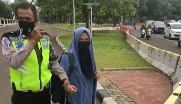 Perempuan bersenjatakan pistol rakitan ketika ditangkap anggota Polantad dekat Istana Negara ( foto: Medsos)