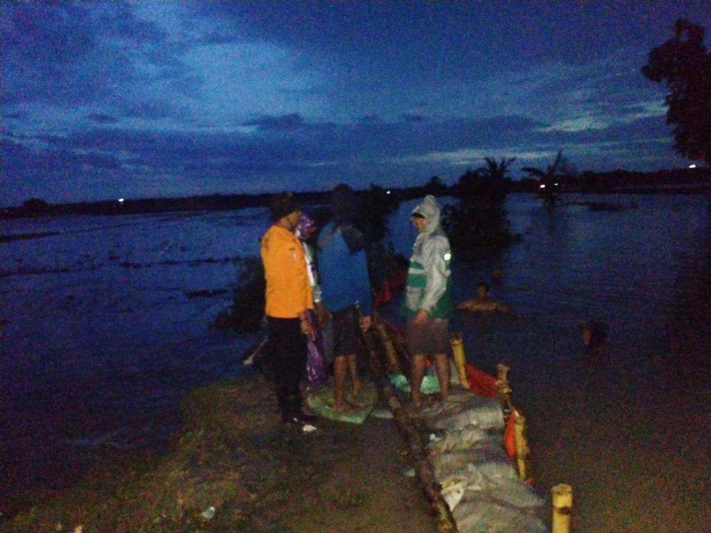 Petugas BPBD  mendatangi tanggul jebol di Kali Avour di Desa Kedungprimpen, Kecamatan Kanor, Bojonegoro, pada Senin 24 Oktober 2022, malam. (Foto: dok. BPBD)