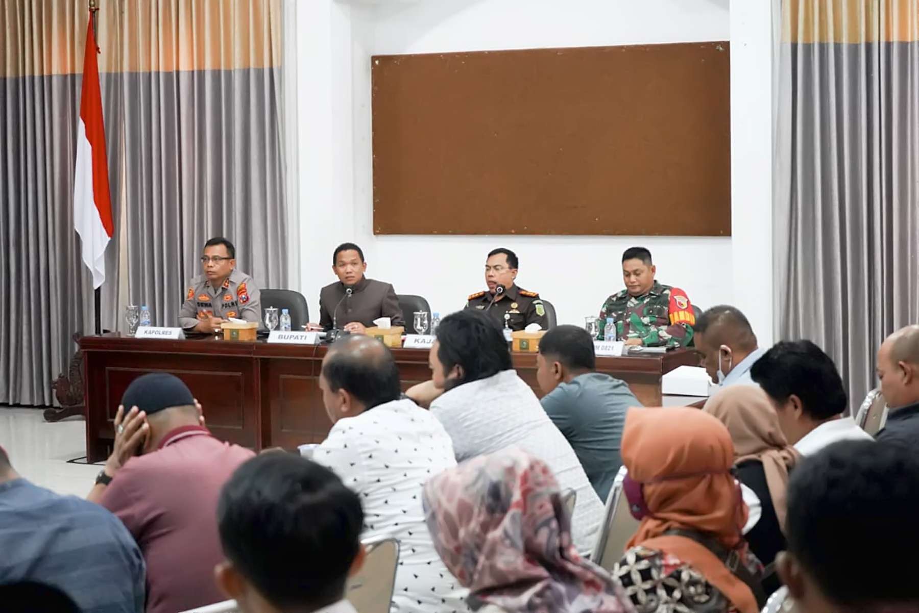 Thoriqul Haq ketika rapat bersama para perusahaan penambang pasir Lumajang. (Foto: Kominfo Lumajang)