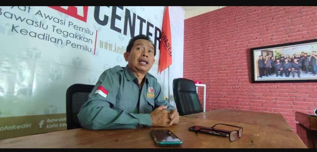 Ketua Bawaslu Kota Kediri Mansur Saat Memberikan Keterangan (Fendi Lesmana/ngopibareng.id)