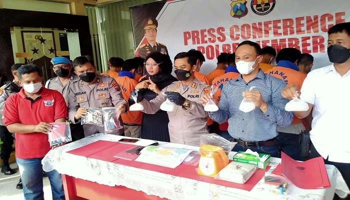 Kapolres dan Kasat Resanarkoba Polres Jember menunjukkan barang bukti 1 Kg sabu-sabu (Rusdi/Ngopibareng.id)