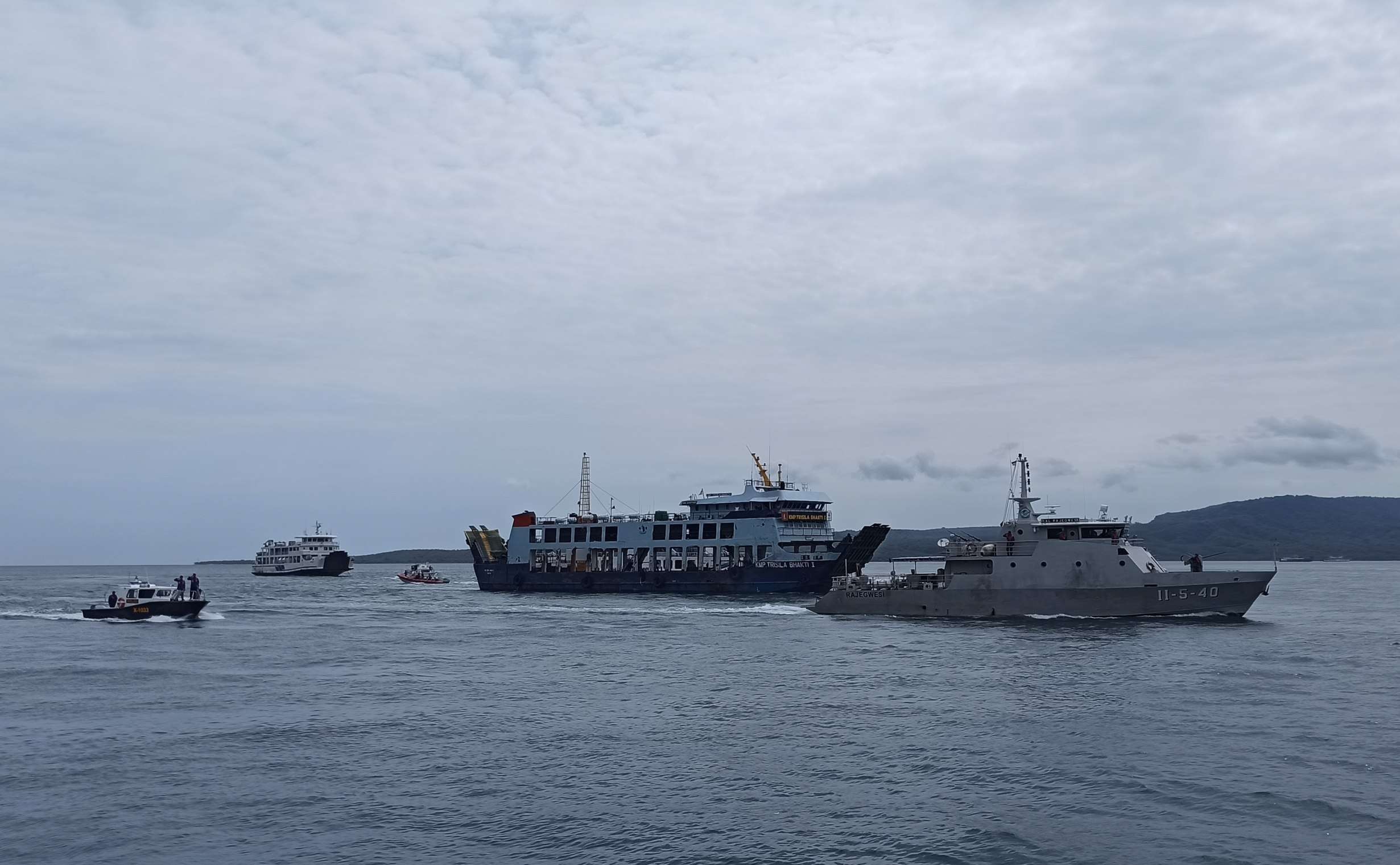 KRI Rajegwesi bersama tim dari Lanal Banyuwangi dan Satpolairud Banyuwangi melakukan simulasi pengamanan KTT G20 di selat Bali (foto: Muh Hujaini/Ngopibareng.id)