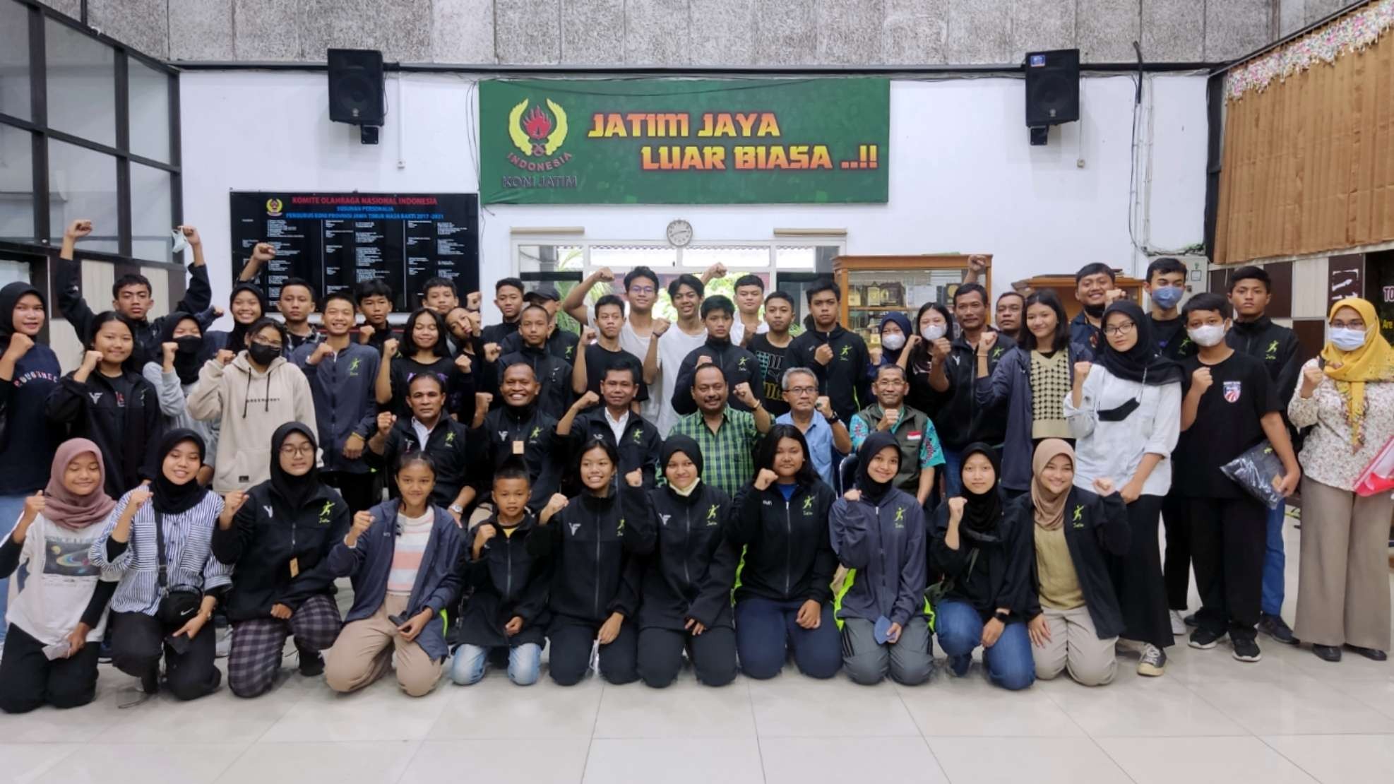 Tim Anggar Jatim saat pelepasan di Gedung KONI Jatim, Surabaya, Rabu 26 Oktober 2022. (Foto: Fariz Yarbo/Ngopibareng.id)