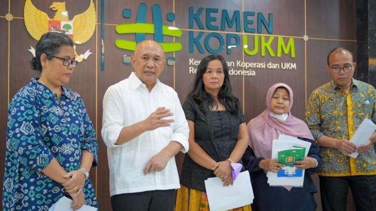 Menteri Koperasi dan UKM Teten Masduki usai beraudiensi dengan aktivis perempuan yang menuntut penyelesaian kasus dugaan perkosaan di lingkungan Kemenkop UKM. (Foto: Kemenkop UKM)