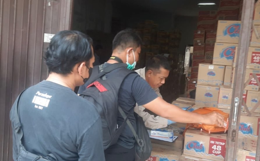 Proses olah TKP di gudang sembako yang dibobol maling. (Foto: Dokumentasi Polsek Dukuh Kupang)