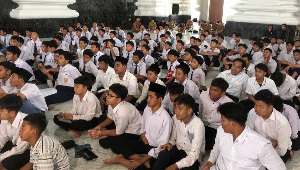 Para santri mengikuti penyuluhan sadar hukum untuk mencegah perundungan melalui Program Jaksa Masuk Pesantren di Pondok Pesantren Generus Nusantara Boarding School (GNBS), Jawa Tengah. (Foto: MC LDII)